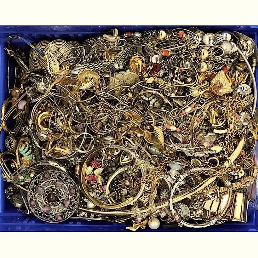 3 LB Jewelry Mystery Box | Vintage to Now, Gold Silver Tone, Wearable Estate Lot - Picture 9 of 11
